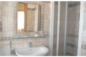 Italia Privát Roma, Esterno